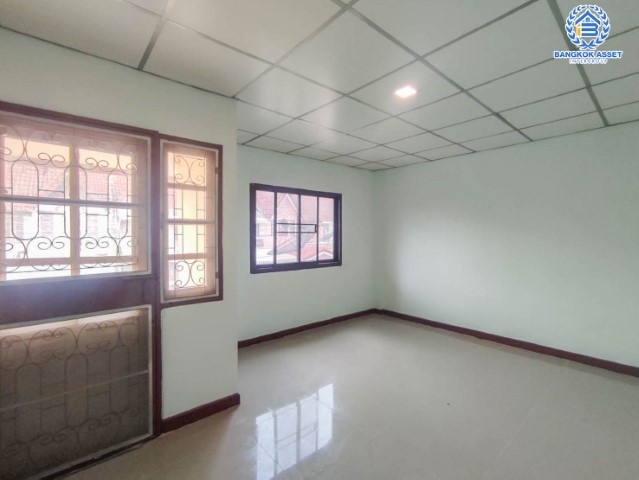 *****ทาวน์เฮ้าส์มือสองย่านนนทบุรี ม.ทรายทองวิลเลจ ติวานนท์ 45 เนื้อที่เยอะถึง 22 ตร.ว. ฟังก์ชัน 3 ห้องนอน 2 ห้องน้ำ 1 ที่จอดรถ บนทำเลเชื่อมต่อใจกลางเมือง ใกล้ห้าแยกปากเกร็ด, เซ็นทรัลแจ้งวัฒนะ, เซ็นทรัลรัตนาธิเบศร์, และรถไฟฟ้าสายสีชมพู "สถานีกระทรวงสาธารณสุข"